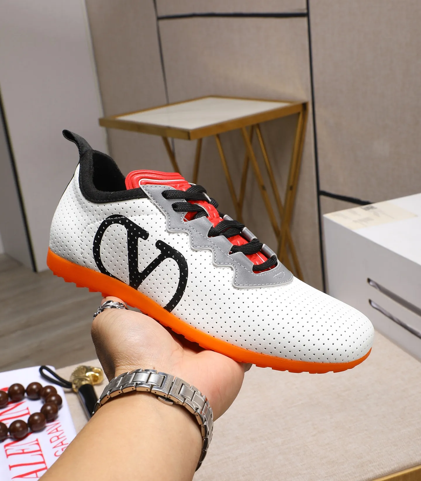 Men's Men's Shoes 💰620 VALENTINO 🌹🌹🌹2025 Valentino's latest spring sneakers! The counter 🔥 recommends RUNBOOT, which is lightweight and comfortable. It has a multi-functional design that integrates blue sneakers, running shoes, and fashionable sneakers to create a cool on-foot effect. ♥️♥️Fashionable sneakers that are sought after by many popular celebrities and fashion influencers♥️♥️. 👉All-round original 1:1 high-end production 👉Fabrics: Two options: delicate, soft and comfortable eyelet lambskin and high-end technical fabrics 👍Super soft suede special lining inside 👍Outsole wear-resistant TPU material 👍Full set of original counter packaging